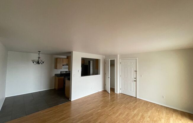 Tacoma Top Floor 2bed/1bath condo