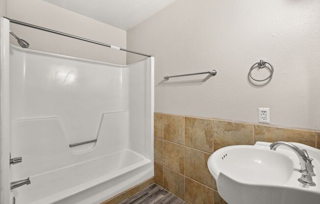 2 beds, 1 bath, 900 sqft, $1,025, Unit 122