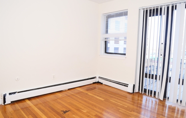 3 beds, 1 bath, 999 sqft, $3,550, Unit 21A