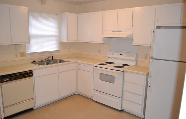 2 Bedroom Townhome available 6/1/2025 - near hospital and shopping mall