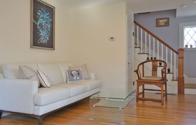 2 beds, 1.5 baths, $2,975, Unit 10A Gloucester Avenue