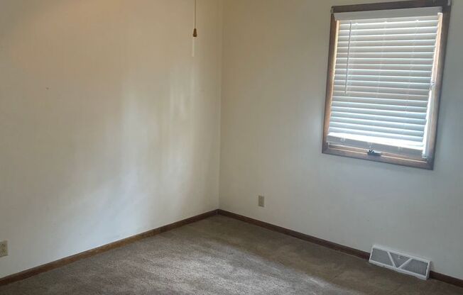 2 beds, 1 bath, 1,000 sqft, $750, Unit 3