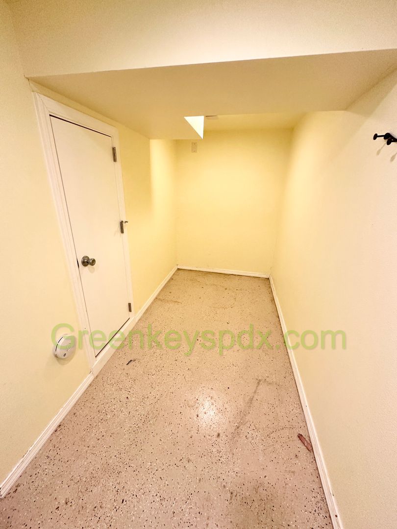 3-Bedroom, 2-Bathroom House with Attached Garage Near Belmont and SE 45th