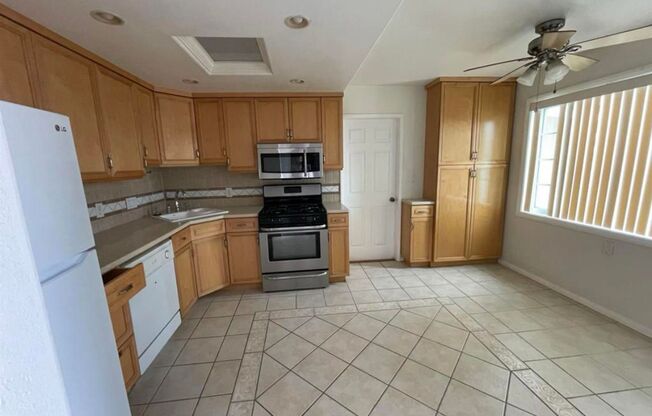 2 Bed | 1 Bath | Washer & Dryer Included - Oak Park