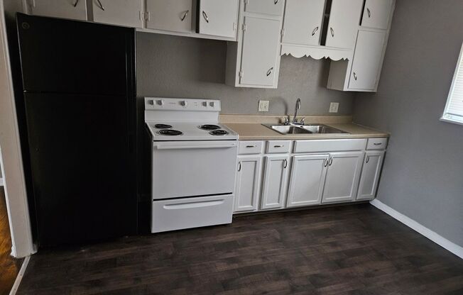 2 beds, 1 bath, 750 sqft, $1,070, Unit B03 1024 16