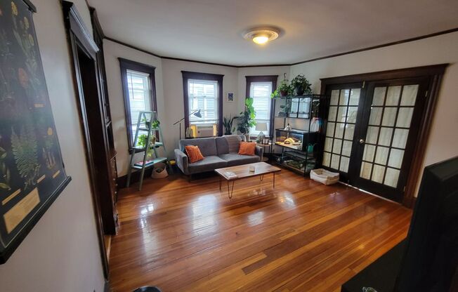 Location Location Location 2 Bd 1 Bath on Forest Hills St With Parking