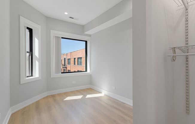 3 beds, 1 bath, 524 sqft, $2,300, Unit 1552.5-3G