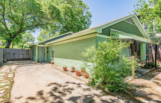 Super cute and recently remodeled duplex -walking distance to Magnolia