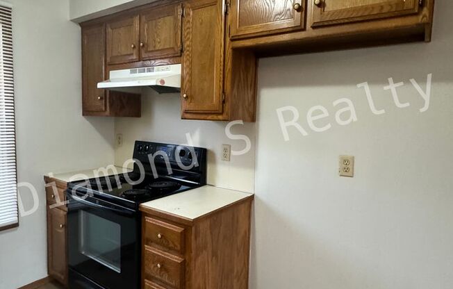 2 beds, 1 bath, 941 sqft, $899, Unit B