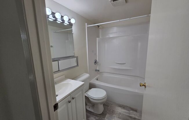 2 beds, 1.5 baths, 1,015 sqft, $1,140, Unit Z-09