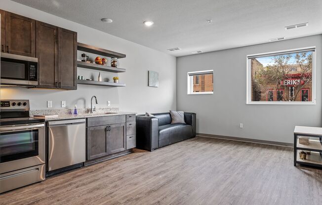 2 beds, 1 bath, 818 sqft, $2,300, Unit 212