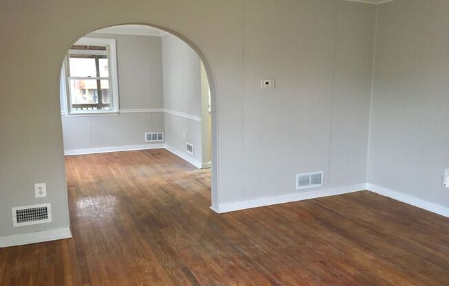 Fantastic 3 Bedroom EOG Townhome with Parking Pad in Parkville!