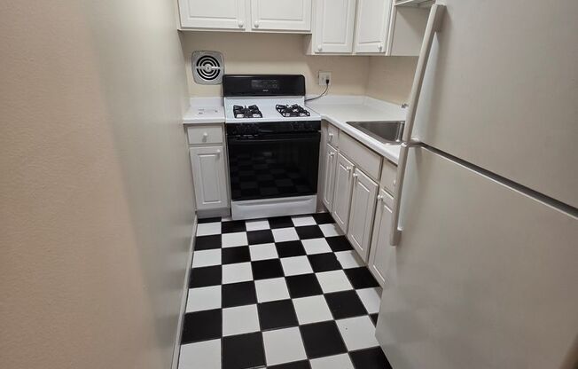 2 beds, 1 bath, $1,425, Unit 112