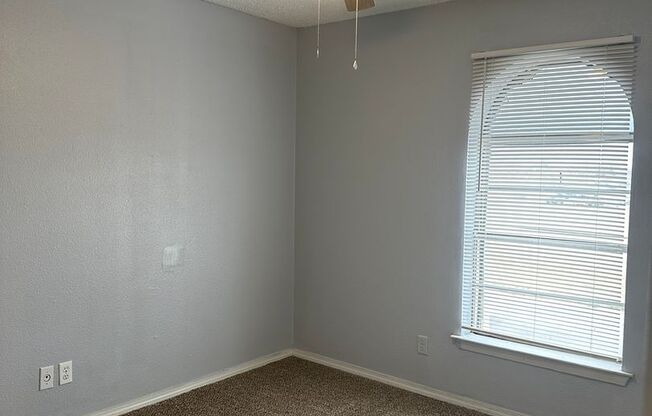 2 beds, 1.5 baths, 992 sqft, $780, Unit 233E