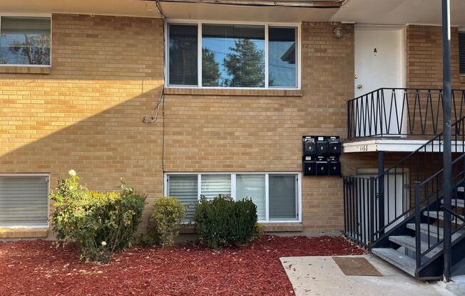 2 beds, 1 bath, $1,200, Unit A