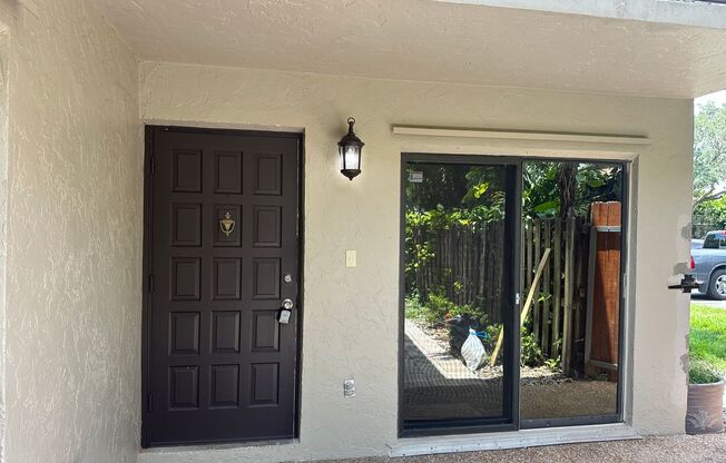 Charming 2-Bedroom Townhome in the Heart of Plantation - LAGO WEST