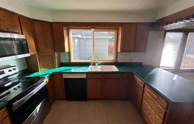 2 beds, 1 bath, $1,895