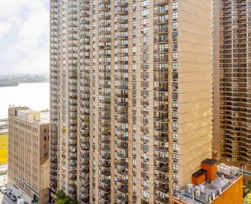 2 beds, 1.5 baths, $5,900, Unit 10M