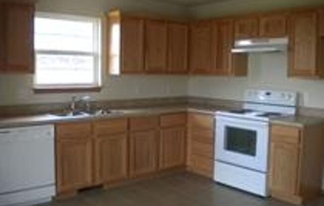 All brick 3 bed 2 bath home in SE Springfield neighborhood