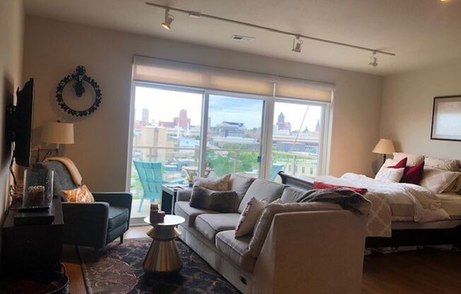 Studio, 1 bath, 581 sqft, $1,350, Unit 404