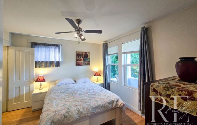 Furnished Top-Floor Duplex in Bremerton | Clawfoot Tub + Shared Laundry