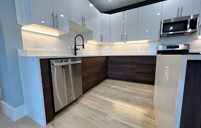 Luxury 4 Bed/2 Bath, LAUNDRY IN-UNIT, Newly Renovated, Private Porch, Washington Square