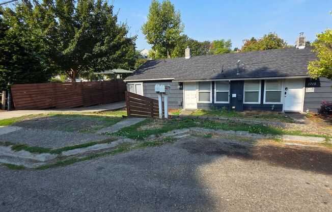Remodeled Bremerton Duplex with fully fenced back yard for Rent