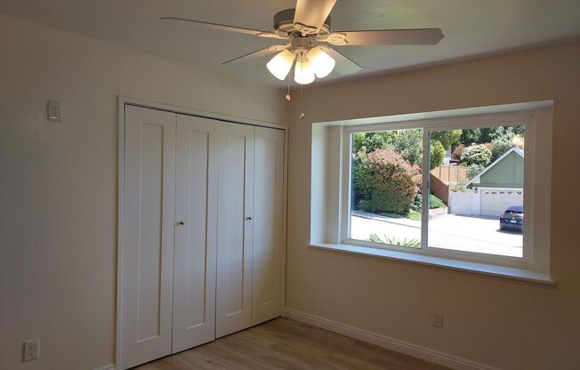 3bd/2 bath washer/dryer hook ups/Large  private back yard/ Citrus tree