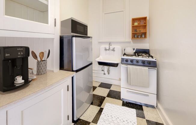 Retro Style Kitchen with Black and White Checkered Tile Flooring at The Park Apartments in Minnesota, 55403