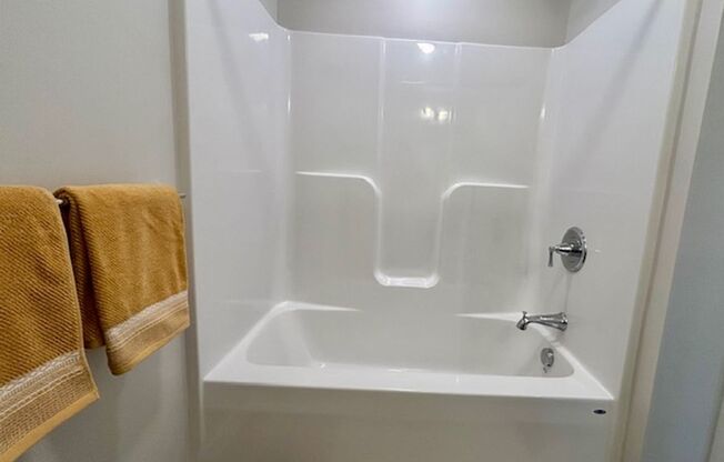 Studio, 1 bath, 325 sqft, $1,100, Unit 221