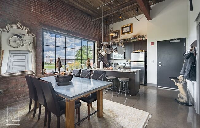 2 beds, 2 baths, $2,350, Unit 727 N. 4th St. Apt. 211