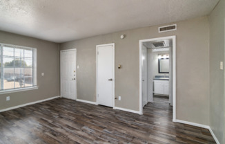 Royal Terrace: $100 Moves You In + $1200 in Savings!* Renovated Euless Apartments, New Management!