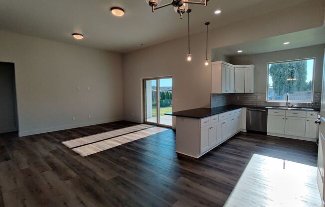 Newer Pro Made Home in South Richland