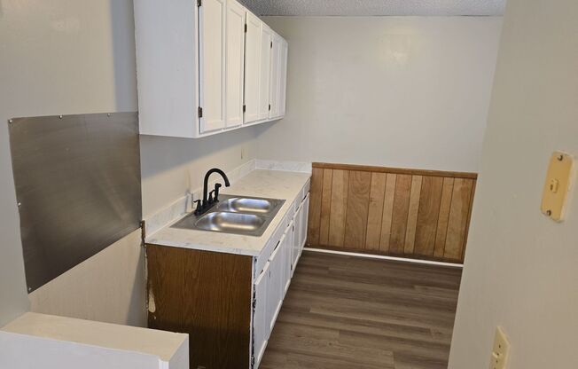 2 beds, 1 bath, $925, Unit APARTMENT 8