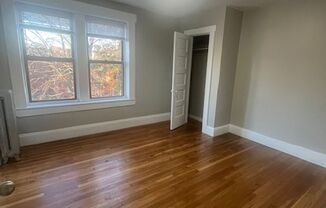 3 beds, 1 bath, $1,800, Unit 92 Woodside Unit #3R