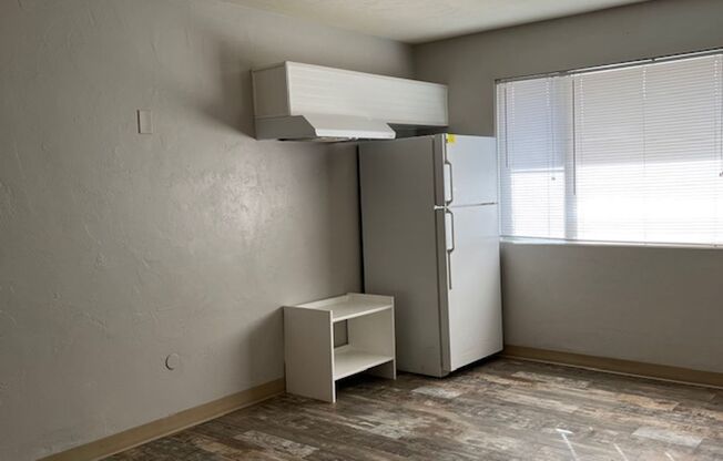 1 bed, 1 bath, 402 sqft, $845, Unit 131