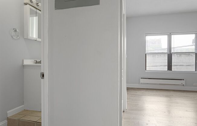 Studio, 1 bath, 305 sqft, $1,425, Unit 212