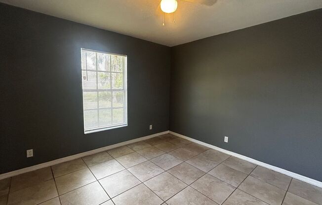 Charming 3-Bedroom Home with Screened Lanai in Lehigh Acres