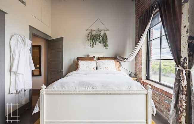 2 beds, 2 baths, $2,350, Unit 727 N. 4th St. Apt. 211