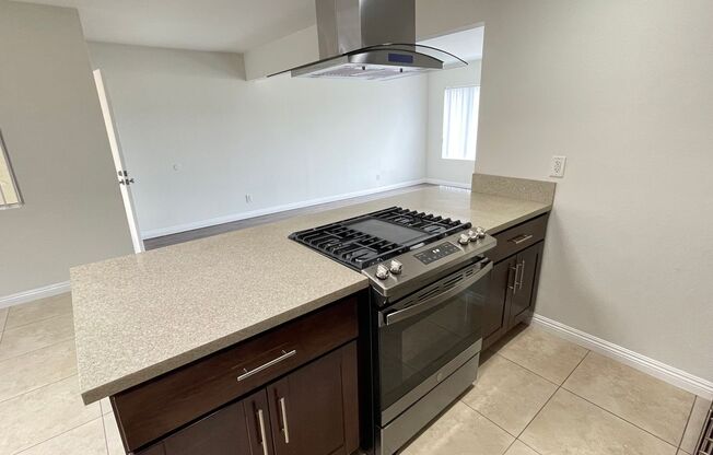 2210 Vanderbilt Ln