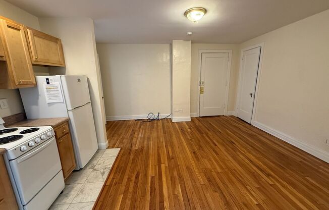 Studio, 1 bath, 294 sqft, $1,225, Unit New King Edward 210