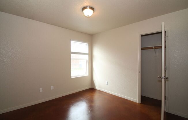 3 beds, 2 baths, $1,225, Unit Unit A