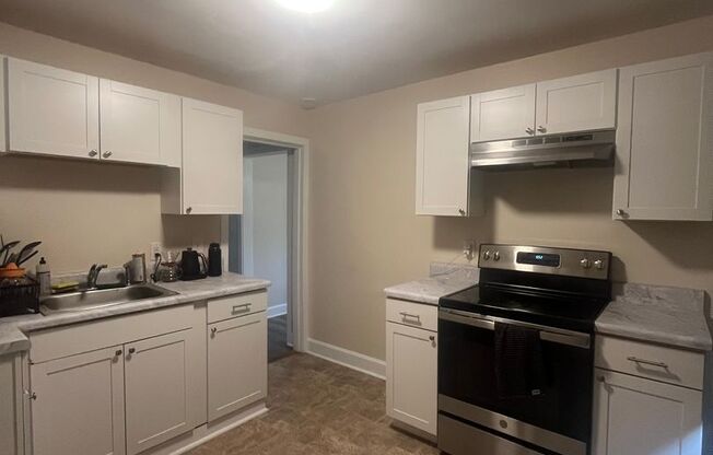 Cozy Cottage in West Nashville, Walk to Charlotte Park, Easy Interstate Access, Fenced Yard, Pet Friendly, W?D hook-ups