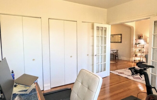 2 beds, 1 bath, 833 sqft, $2,200, Unit 42