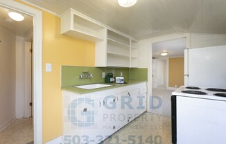 Charming 2 Bedroom Apartment Available in Milwaukie - Private Fenced-In Yard!