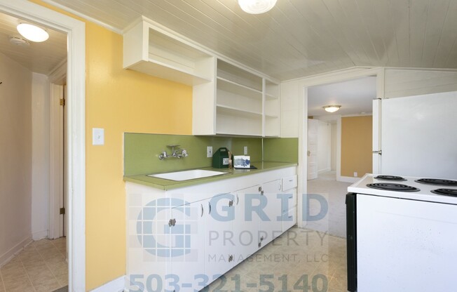 Charming 2 Bedroom Apartment Available in Milwaukie - Private Fenced-In Yard!