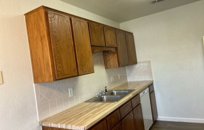 2 beds, 1 bath, $700, Unit 1304 Dugger Unit D