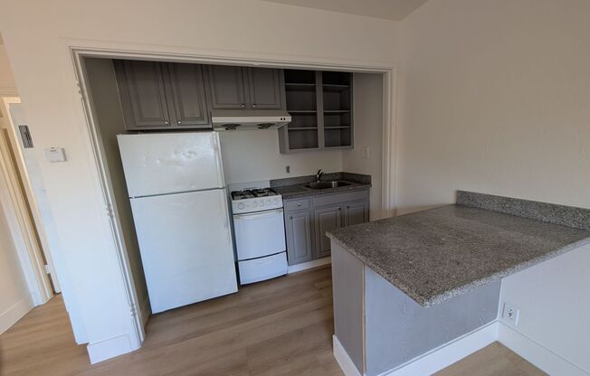 Comfortable one bedroom unit, convenient location to shopping and transportation