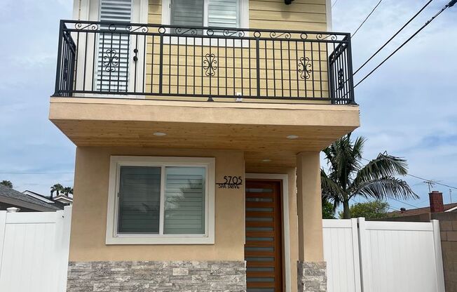 3 Bedroom/ 3 Bathroom Home in Huntington Beach!