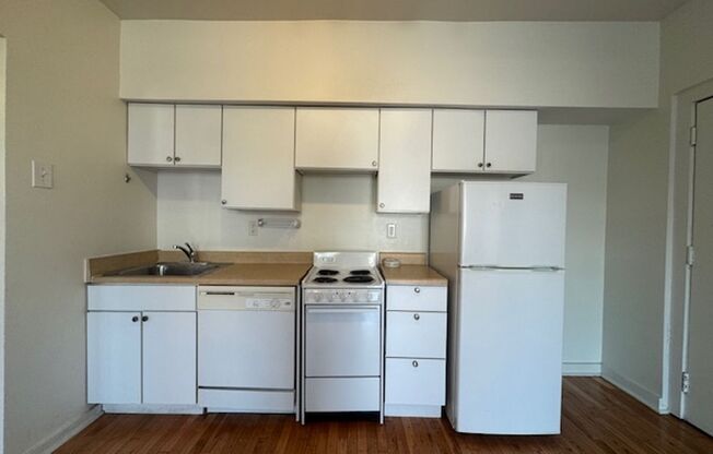 2 beds, 1 bath, 830 sqft, $2,290, Unit 3510 Louisa St. #05